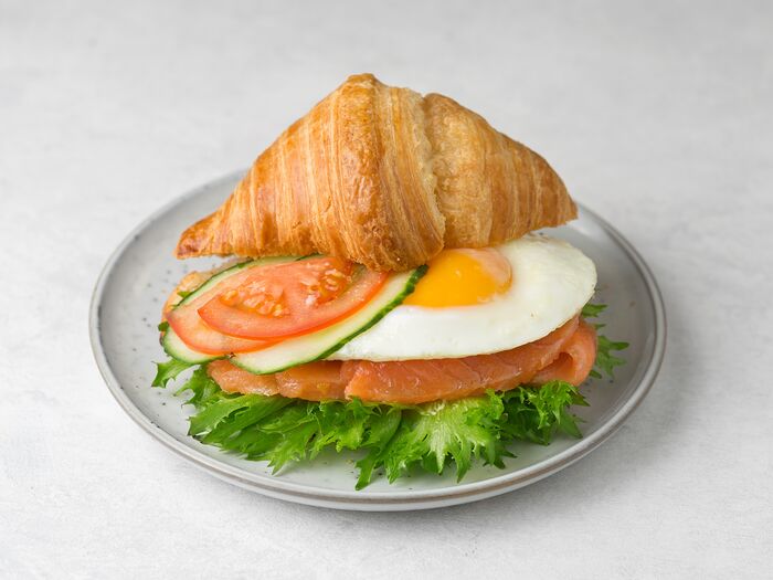 Сэндвич-круассан с семгой и яйцом