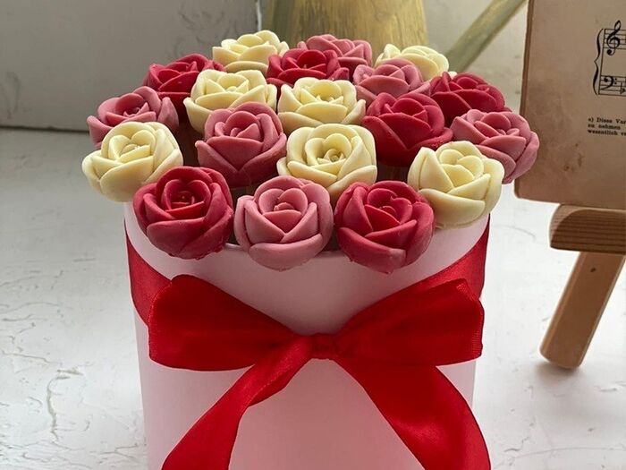 Шоколадные розы в шляпной коробке 19 роз