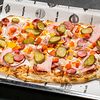 Фото к позиции меню Пицца с охотничьими колбасками, беконом и ветчиной