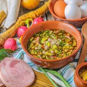 Окрошка с курой, сметаной и зеленью