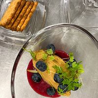 Паштет из печени птицы с французским крекером, вишнёвым соусом и свежими ягодами