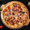 Фото к позиции меню Мясная с маслинами пицца большая