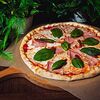 Фото к позиции меню Пицца с ветчиной и вялеными томатами