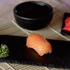 Фото к позиции меню Нигири суши с копченым лососем
