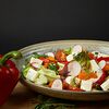 Фото к позиции меню Салат со свежими овощами и маринованным сыром фета