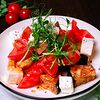 Фото к позиции меню Салат с баклажанами, томатом, сыром фета