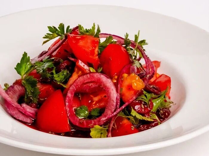 Шемкир салат с розовыми помидорами и вишней