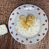 Фото к позиции меню Рис с филе минтая в кляре с соусом тартар