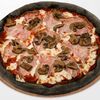 Фото к позиции меню Пицца с грибами и ветчиной Black и фирменный соус для корочек