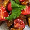 Фото к позиции меню Хрустящие баклажаны с томатами, кинзой и азиатским соусом