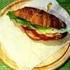 Фото к позиции меню Круассан-сэндвич с лососем