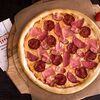 Фото к позиции меню Пицца мясная на пышном тесте