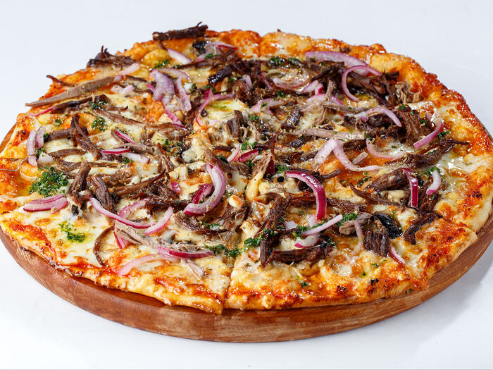 Пицца с рванной говядиной и маринованным луком