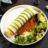 Фото к позиции меню Ролл салат со слабосоленым лососем, сырным кремом и авокадо