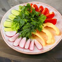 Тарелка свежих овощей и зелени