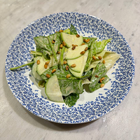 Зеленый салат с цукини и кедровым орехом