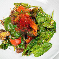 Теплый салат с говядиной, мини-шпинатом и овощами