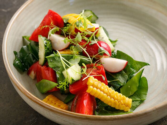 Овощной салат с садовой зеленью