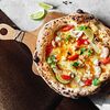 Фото к позиции меню Пицца с креветками, кальмарами и соусом том ям