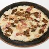 Фото к позиции меню Пицца Сыр, бекон, грибы black и фирменный соус для корочек