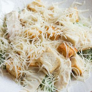 Салат Цезарь с курицей