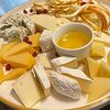 Фото к позиции меню Плато европейских сыров с домашним медом и орехами