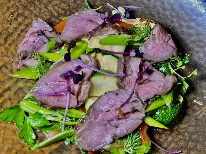Салат с говяжьей вырезкой и печеными овощами