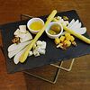 Фото к позиции меню Тарелка сыров с медом и оливками