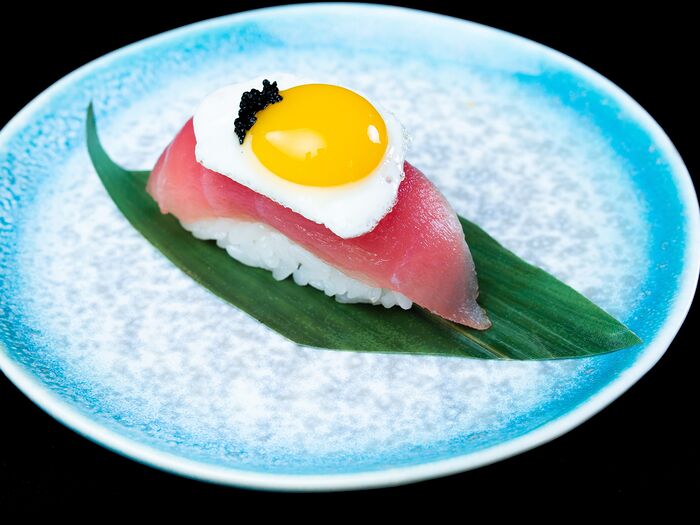 Суши с тунцом и перепелиным яйцом