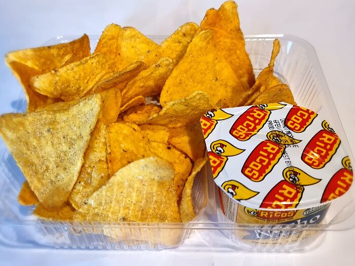 Начос чипсы с сырным соусом Ricos