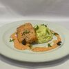 Фото к позиции меню Подкопченное филе лосося на картофельном пюре с васаби и соусом из икры летучей рыбы