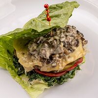 Swiss Бургер в листьях салата