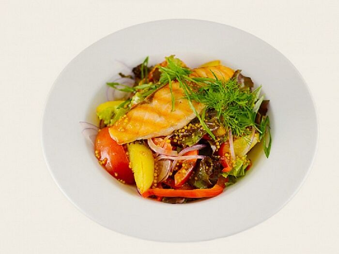 Теплый салат с лососем и соусом Дижон