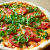 Фото к позиции меню Пицца с Моцареллой, листьями рукколы и соусом Песто