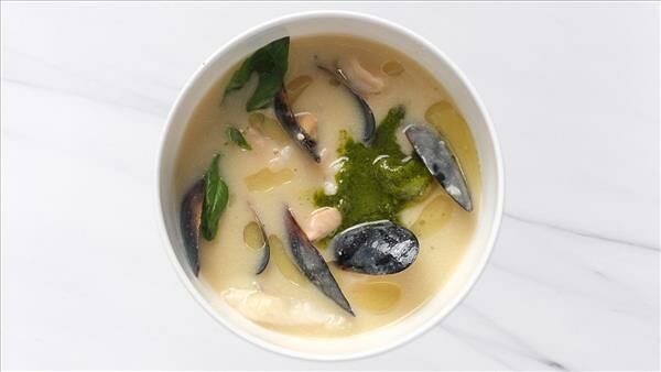 Рыбный суп с мидиями, семгой и креветками