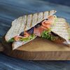 Фото к позиции меню Сэндвич с лососем и творожным сыром