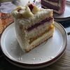 Фото к позиции меню Ванильный торт с ягодно-фруктовой начинкой