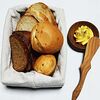 Фото к позиции меню Домашний хлеб с карамельным маслом