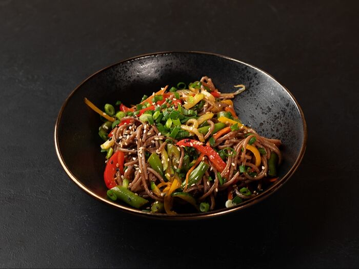 Гречневая лапша Соба, приготовленная на wok с овощным жульеном