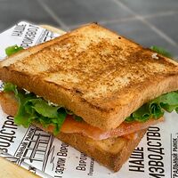 Сэндвич-тост с красной рыбой