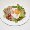 Фото к позиции меню Овощной салат с беконом и яйцом