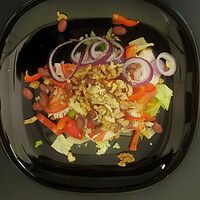 Салат из запеченной куриной грудки, овощей и соуса из грецких орехов