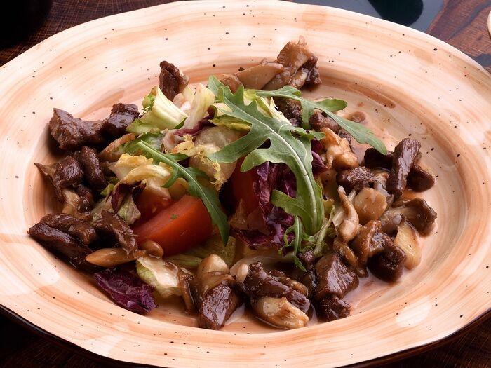 Тёплый салат с говядиной и грибами