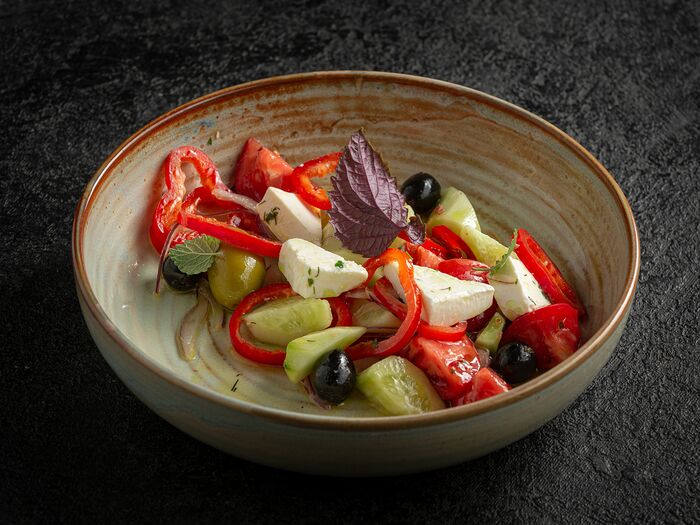 Греческий салат с домашним сыром фета