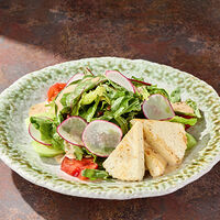 Салат с сыром гриль, свежими овощами и ореховым соусом