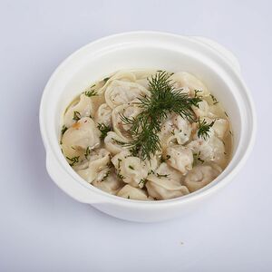 Пельмени домашние с бульоном и зеленью