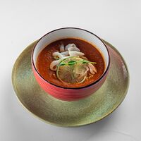 Пряный томатный суп с лососем и кальмаром