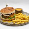 Фото к позиции меню Бургер с куриной котлетой, картофель фри и сырный соус