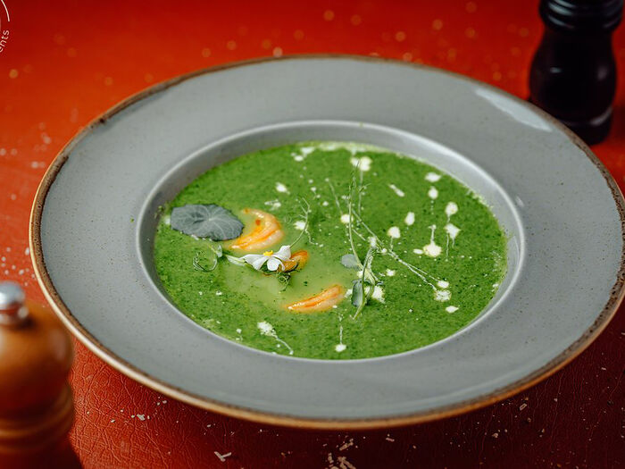 Крем-суп из брокколи с тигровыми креветками