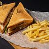Фото к позиции меню Сэндвич с запеченным цыпленком и картофелем фри
